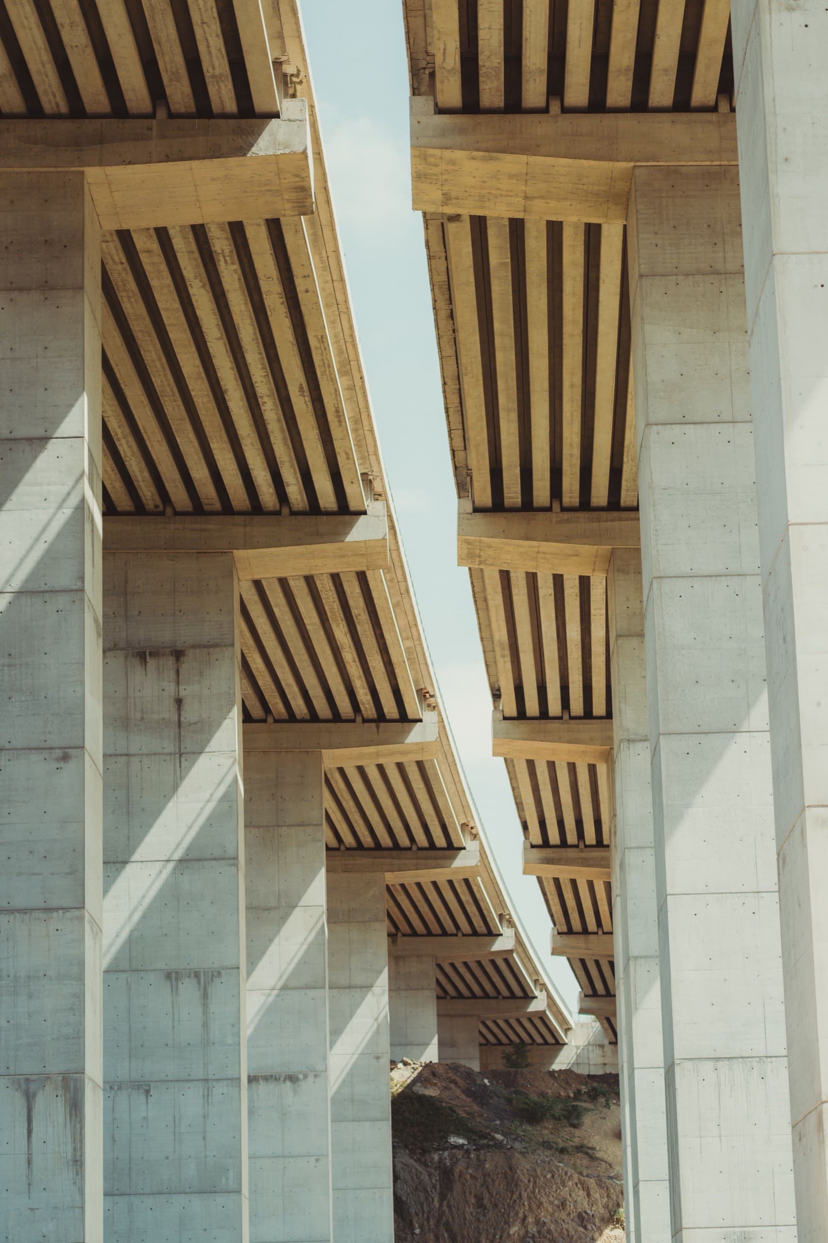 Modern beton köprü kirişlerinin altında simetrik altyapı kesiti